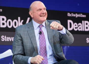 Cựu trợ lý của tỉ phú Bill Gates vào danh sách 10 người giàu nhất thế giới