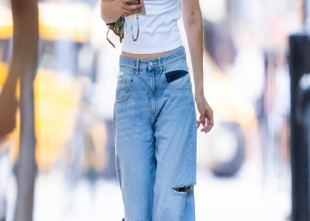 Combo “không bao giờ sai” hè này gọi tên quần jeans và áo thun trắng