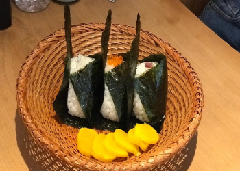 Bên trong tiệm cơm nắm Michelin 70 năm tuổi ở Tokyo