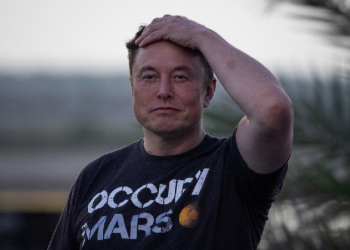 Musk phản ứng sau khi Tesla bị ảnh hưởng vì sự cố ‘màn hình xanh’