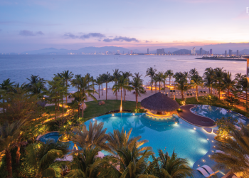 Khung cảnh bao quát của Boma Resort Nha Trang tọa lạc bên bờ biển với triền núi xanh mướt, thể hiện sự hòa quyện giữa thiên nhiên và kiến trúc