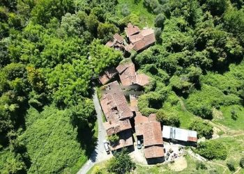 Đôi bạn thân U40 rủ nhau nghỉ hưu sớm, bỏ 2,3 tỷ mua lại cả 1 ngôi làng để cải tạo