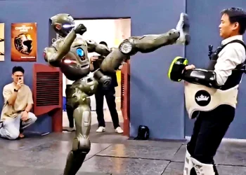 CEO công ty Trung Quốc để robot chiến đấu T800 đạp văng xuống đất, quyết dập tắt nghi ngờ CGI