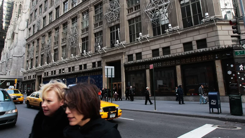 Cửa hàng Saks Fifth Avenue trên đại lộ Fifth Avenue, New York – biểu tượng bán lẻ thời trang cao cấp Mỹ