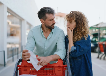 Nền kinh tế “hình chữ E” 2026: Khi cách người tiêu tiền nói lên tất cả