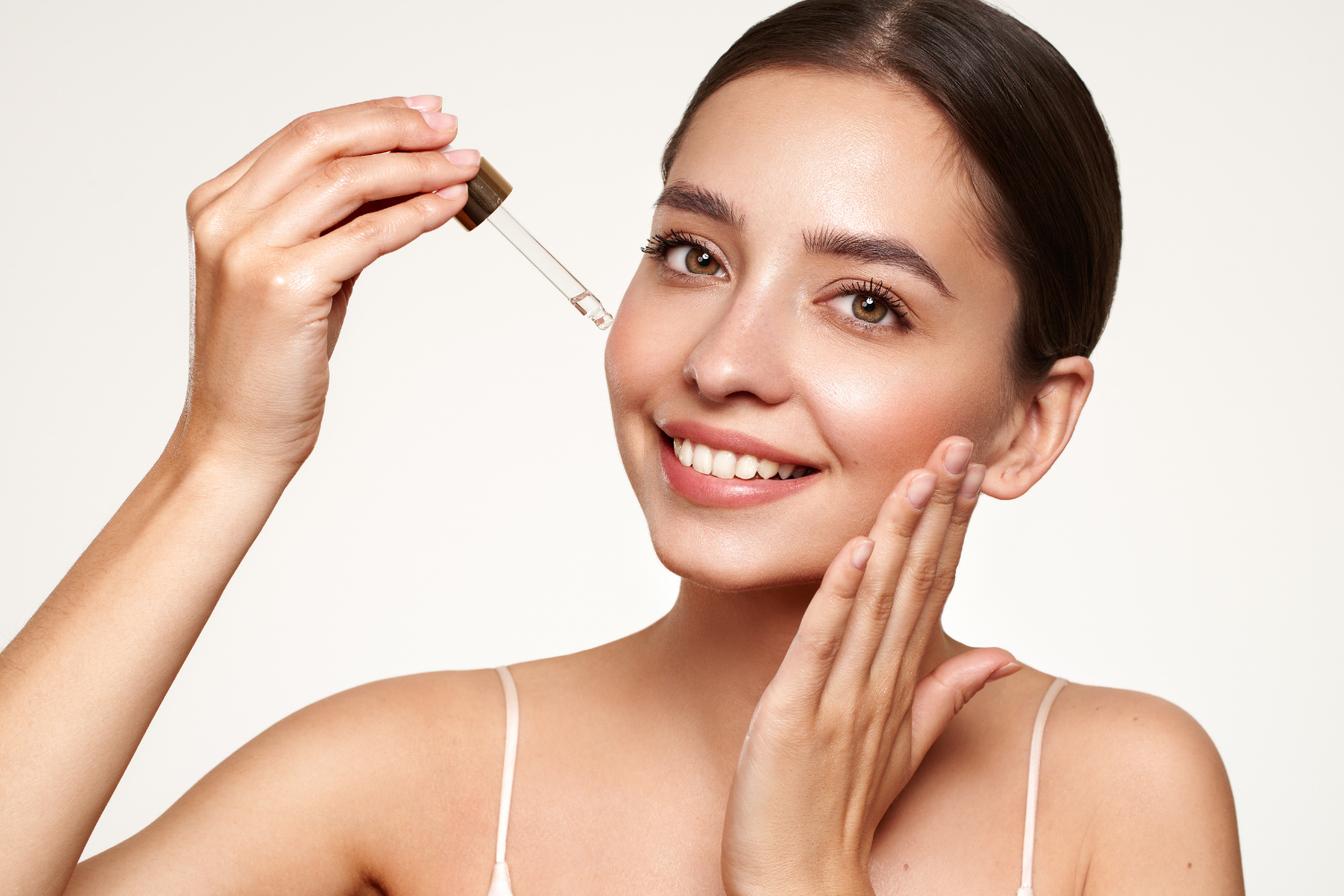 Dưỡng ẩm và thoa kem chống nắng để duy trì hàng rào bảo vệ da