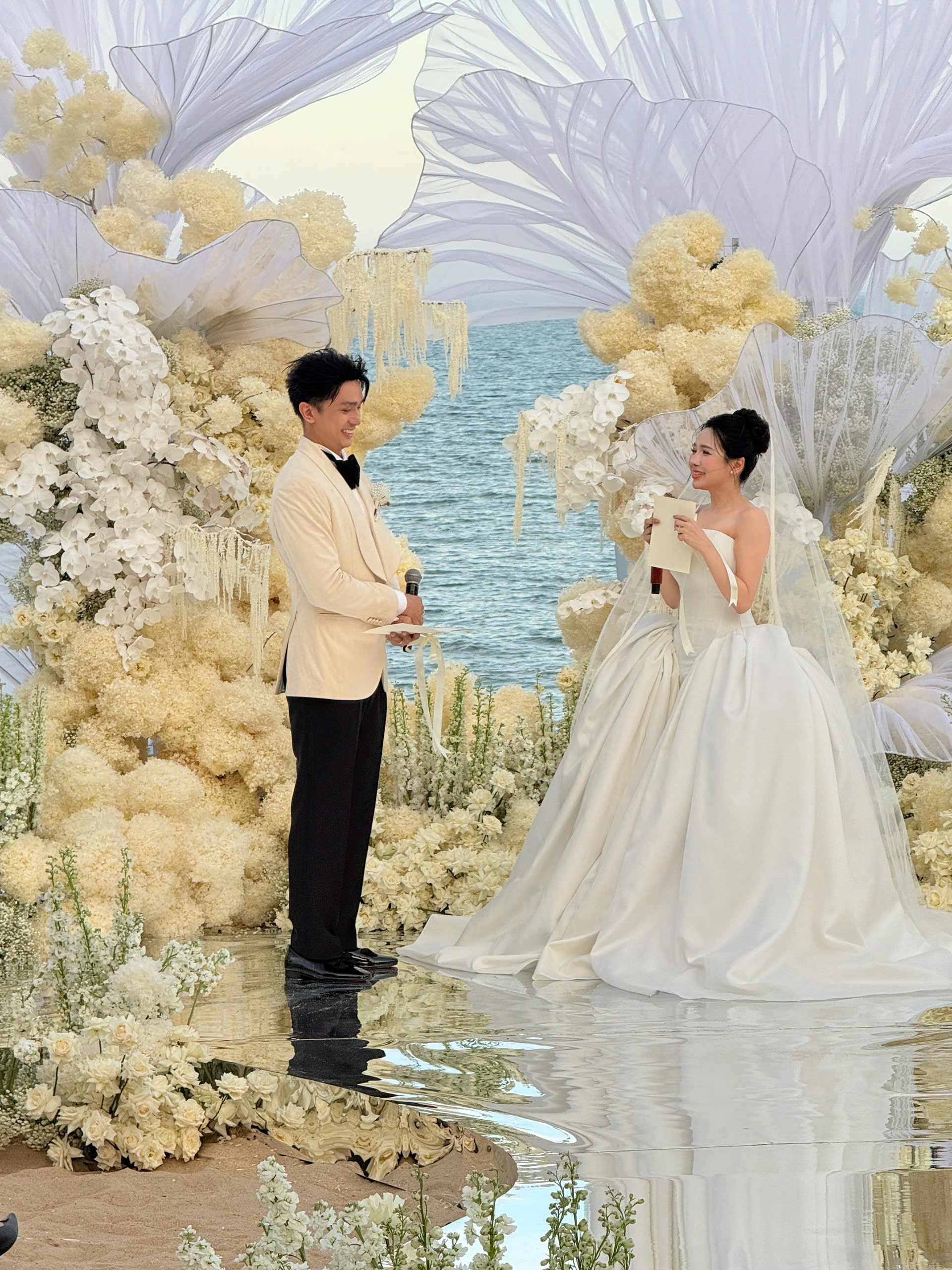 Viên Vibi và Khánh Linh tổ chức hôn lễ sau hơn 10 năm gắn bó