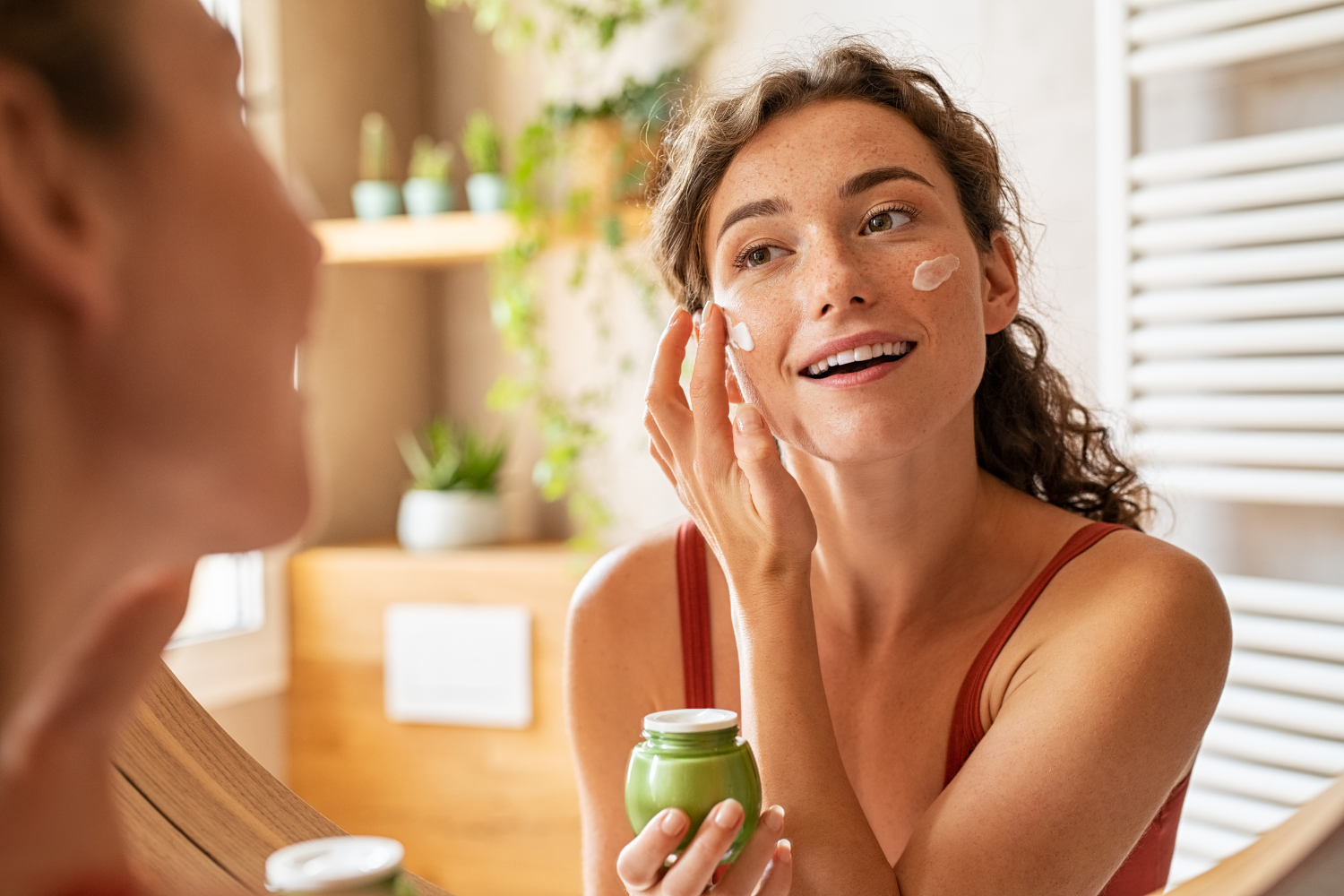 Chăm sóc gương mặt bằng quy trình skincare cơ bản