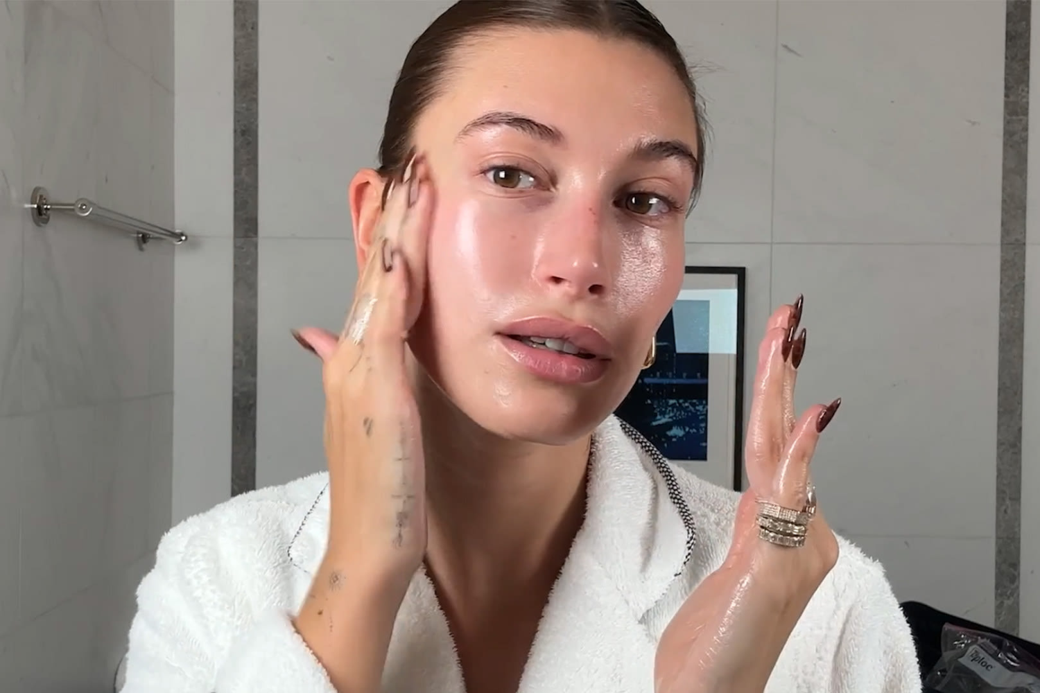 5 bí quyết chăm da của Hailey Bieber