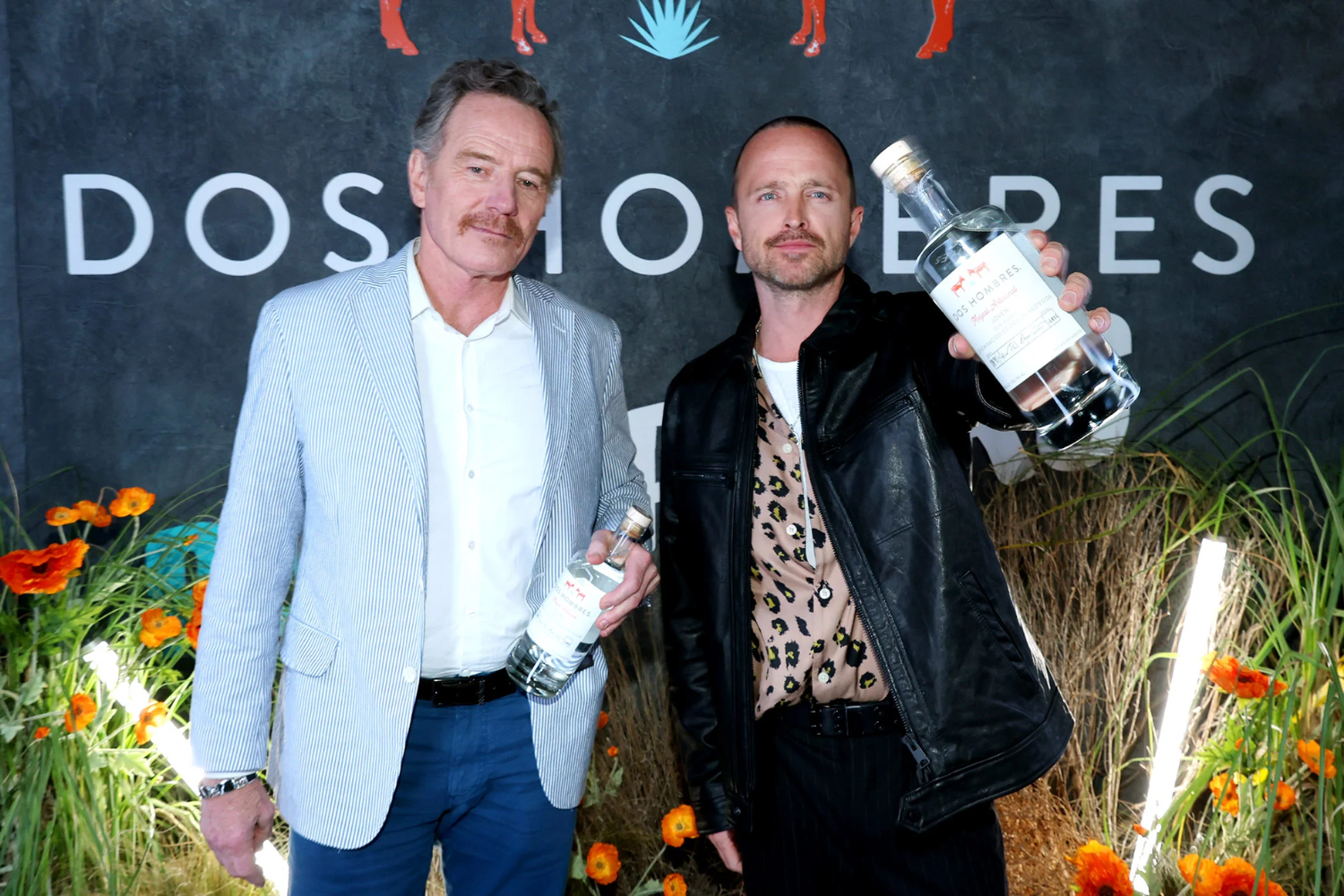 Dos Hombres Mezcal của Bryan Cranston và Aaron Paul