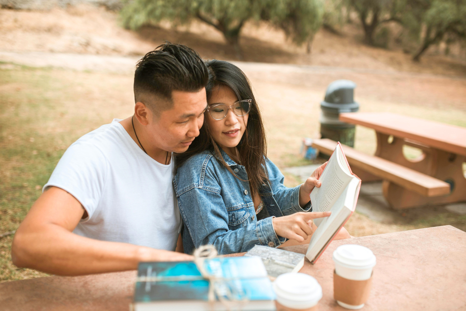 Reading date giúp cặp đôi vừa chill vừa kết nối với nhau.