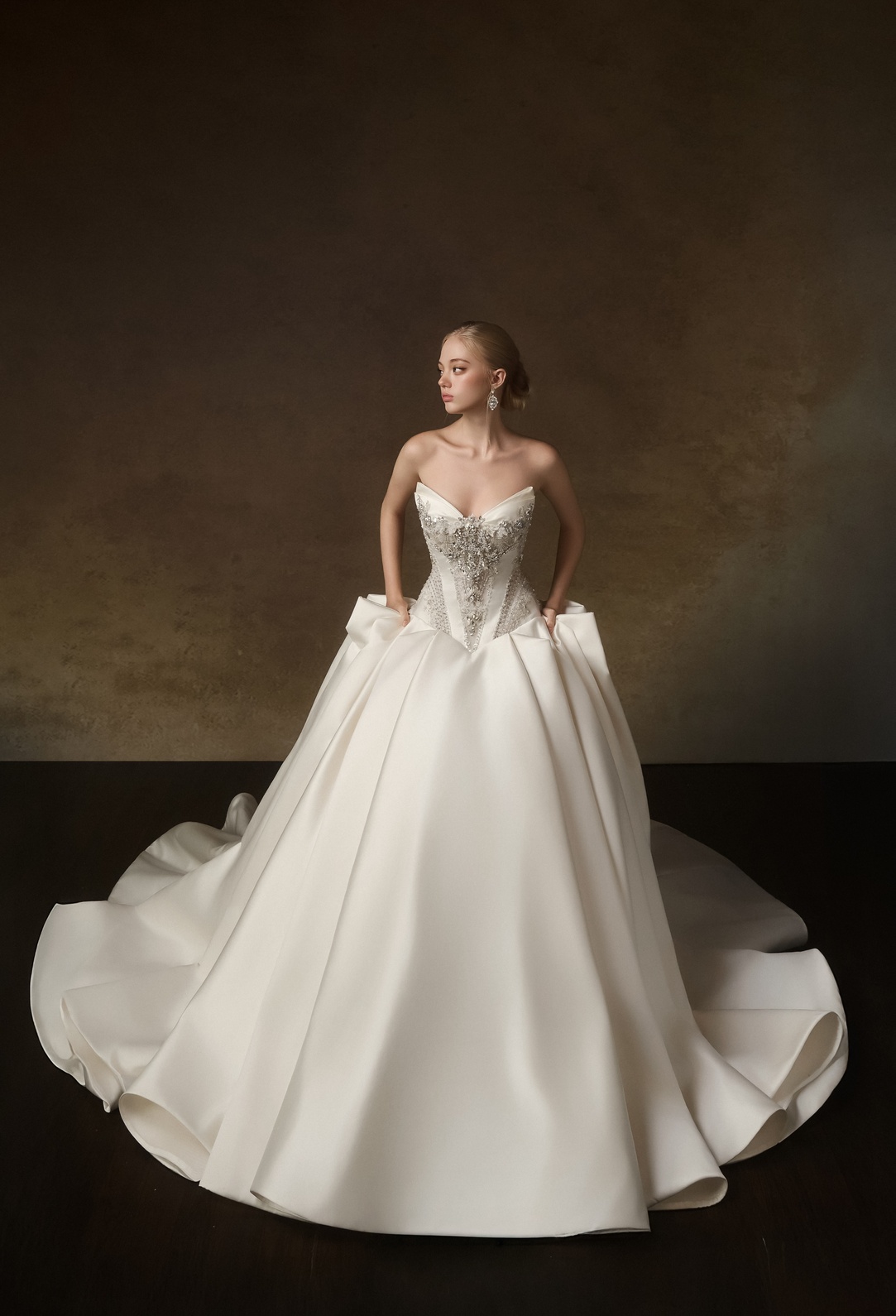 "HANA YURI" là cuộc gặp gỡ giữa gốm Bát Tràng và nghệ thuật couture.