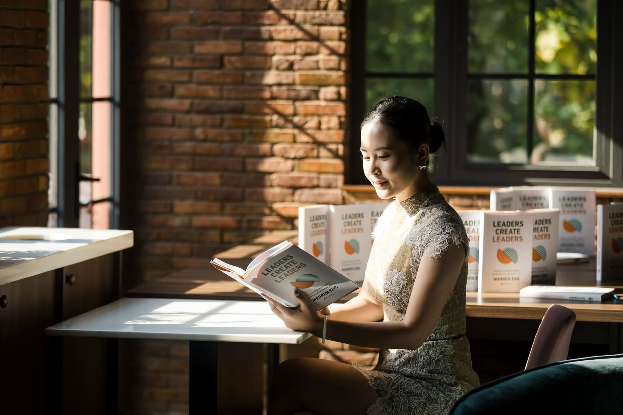 Độc giả có thể nhìn thấy những trăn trở gần gũi và rất con người trong mỗi chúng ta.